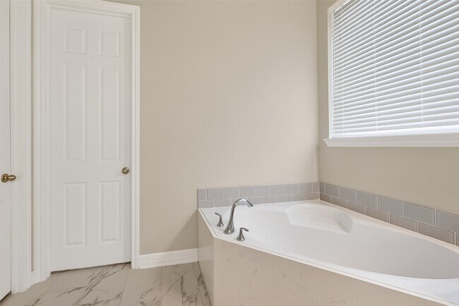 Building Photo - 4018 Martin Ridge Dr