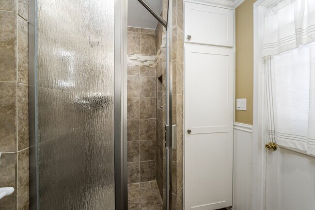 Building Photo - "Charming 4-Bedroom Classic Cottage & Cozy Fireplace in heart of Balboa