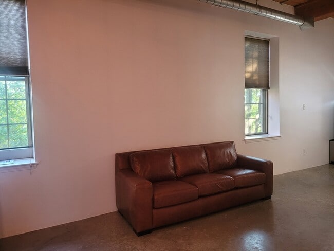 Building Photo - 35 Riverwalk Way