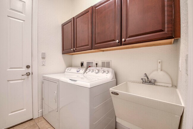 Building Photo - 172 Manor Cir