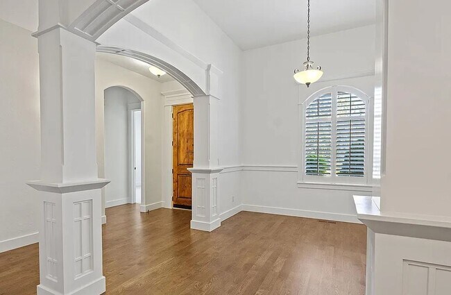 Building Photo - Gorgeous 3 bed 2 bath home in the heard of...