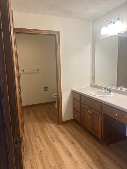 Building Photo - N511 Willowcrest Ct