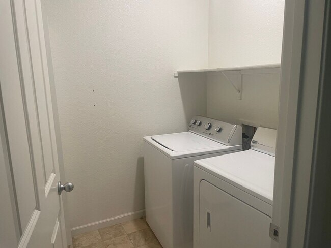 Building Photo - 519 Camelot Dr