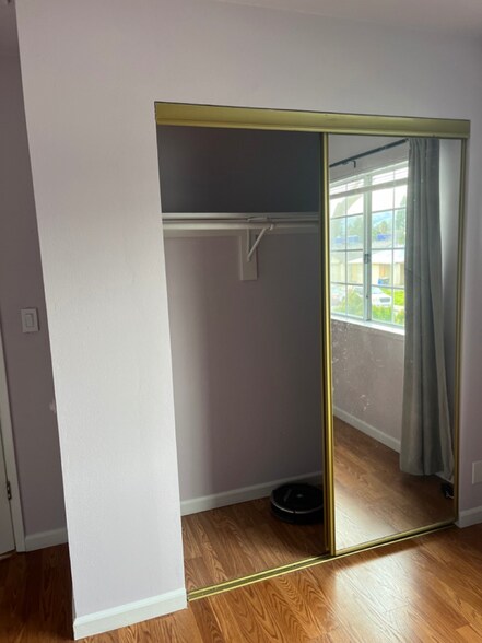 Building Photo - 1000 Pine Hollow Cir