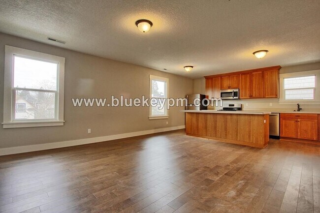 Building Photo - 339 N Skidmore St
