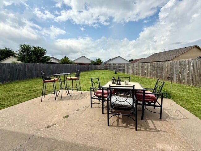 Building Photo - Fantastic east Norman neighborhood!