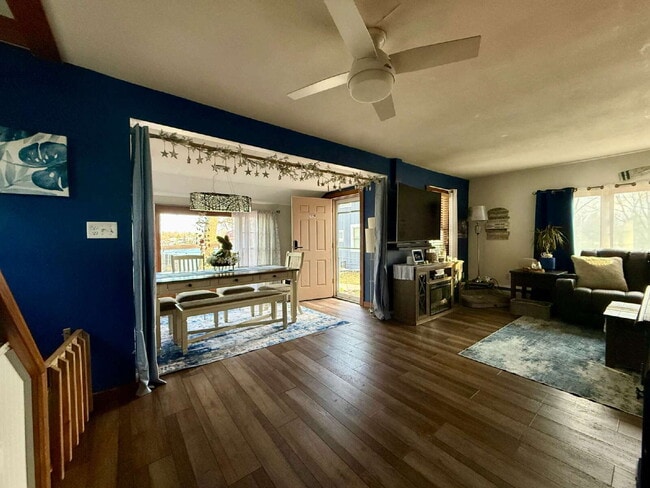Building Photo - Quaint 2 bedroom, plus den, 1 bath on Okauchee Lake Appliances included: Microwave, Stove, Refrig...