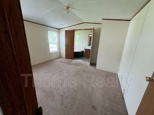 Building Photo - 176 Matts Ln