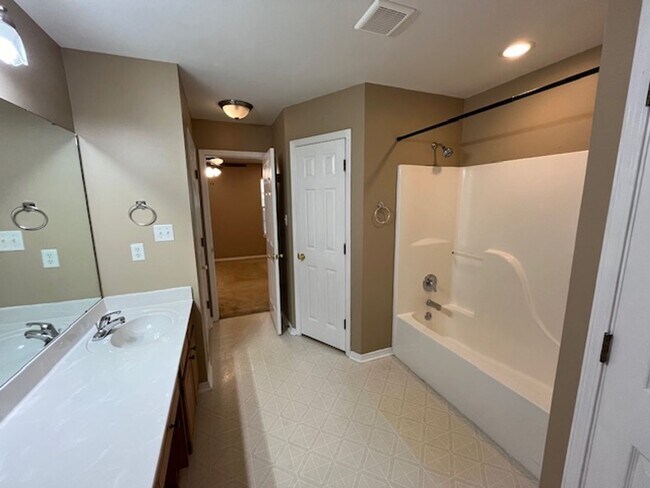 Building Photo - Nice Benton 3 bedroom 2 bathroom house.