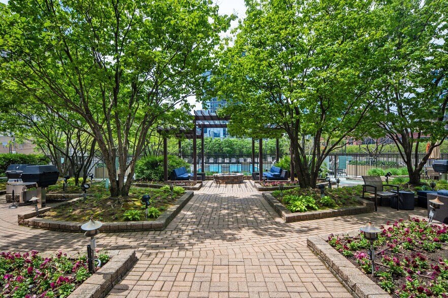 Building Photo - 400 N La Salle Dr