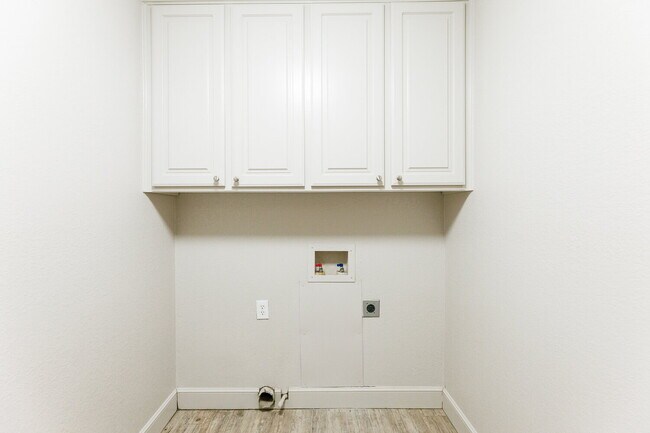 Building Photo - Spacious 3/2/2