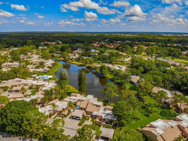 Building Photo - RARE 3 BEDROOM/ 2 BATH IN THE HIGHLY DESIR...