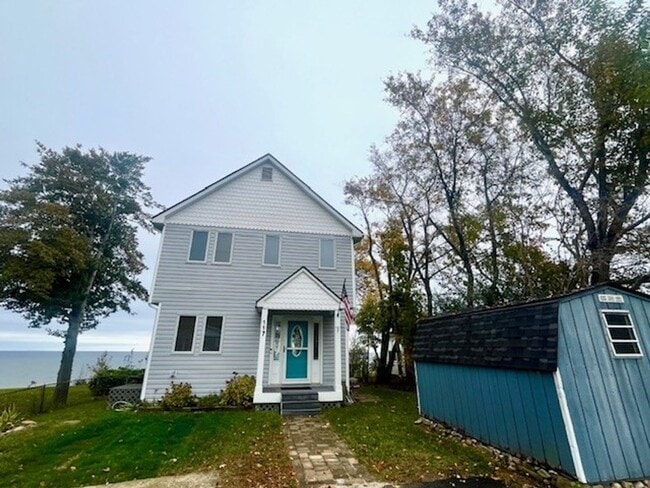 Building Photo - Gorgeous Water Front Home with Beach Access