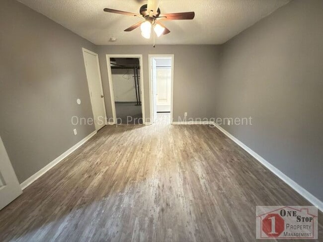 Building Photo - 3 bedroom, 2 bathroom duplex in Lee's Summit, MO!!