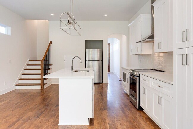Building Photo - "Charming 4-Bedroom Nashville Oasis with Elegant Hardwood Floors & Private Guest Suite!"
