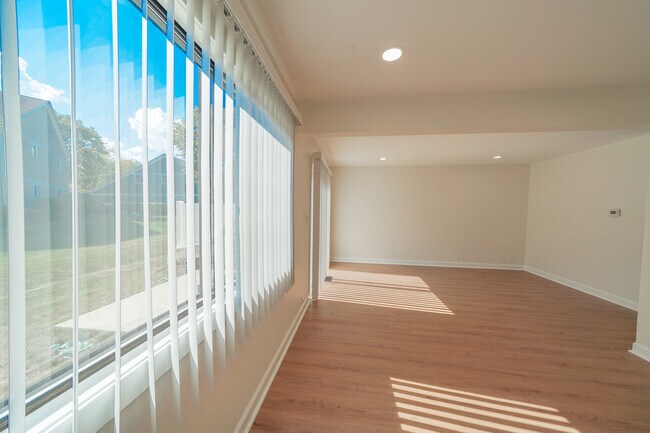 Building Photo - 621 Breakers Point