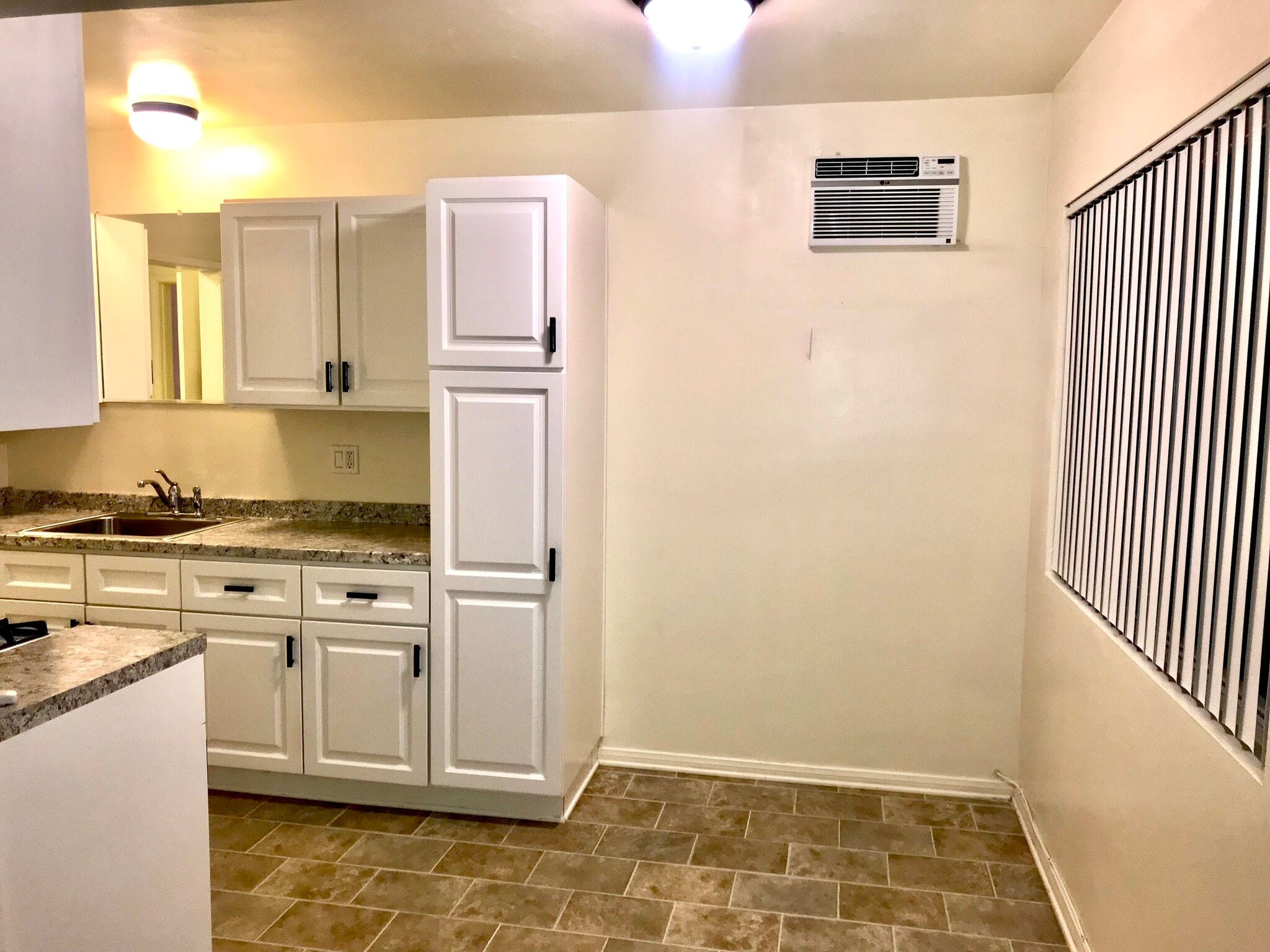 Building Photo - 212 E 8th St