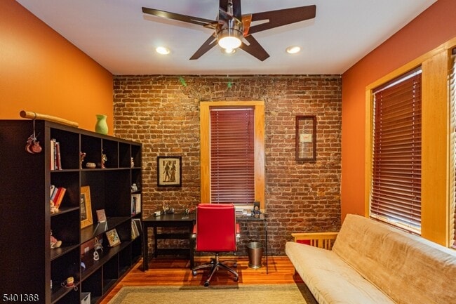 Building Photo - 152 Pine St