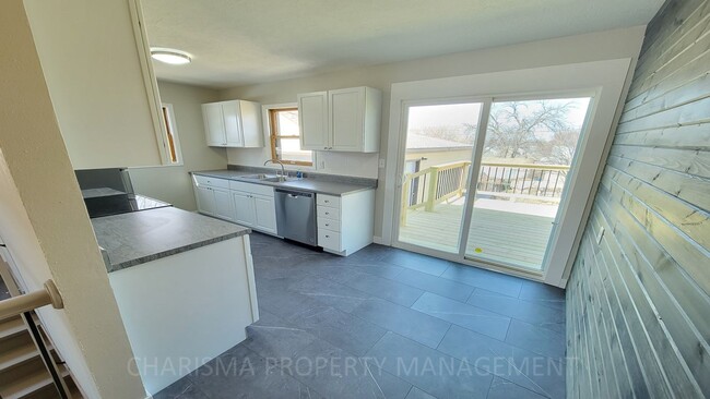 Building Photo - Newly Updated 2 Bedroom, 1.5 Bath House, C...