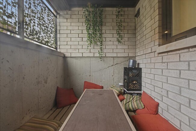 Building Photo - 4177 W Belmont Ave