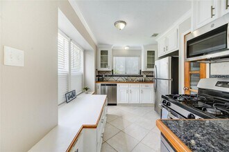 Building Photo - 5255 Beaverbrook Dr