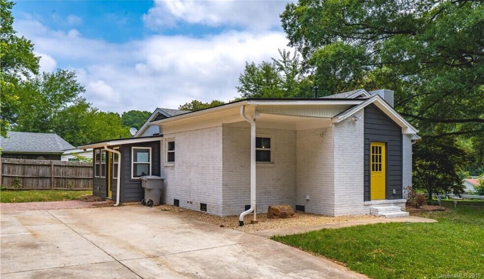 Building Photo - 2401 Shamrock Dr