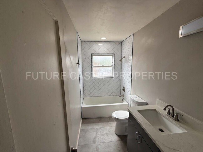 Building Photo - 1009 Bryn Mawr Dr NE