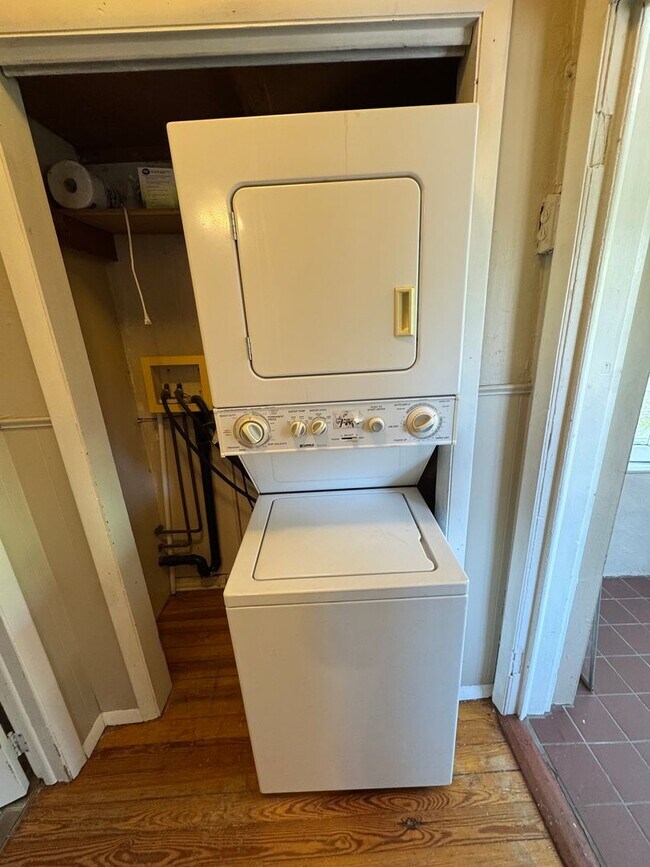 Building Photo - Charming 2 Bed 1.5 Bath in West Wash Park!