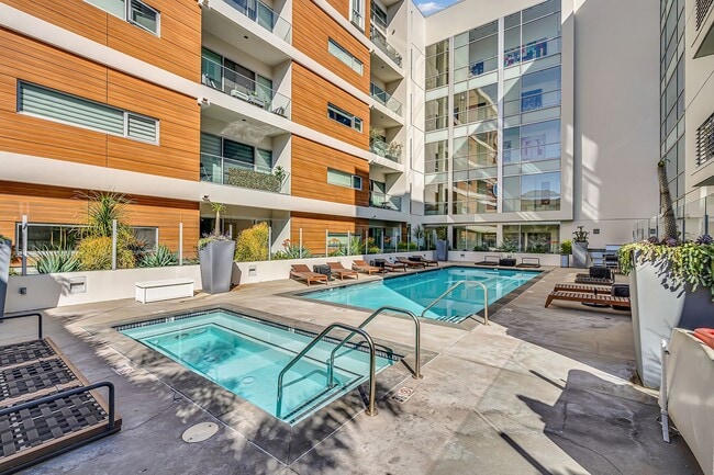 Building Photo - Hollywood Luxury Condo — 2 Beds • 2.5 Bath...