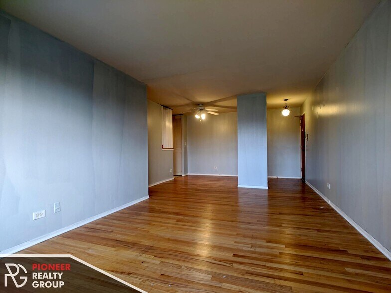 Building Photo - 665 W Wrightwood Ave