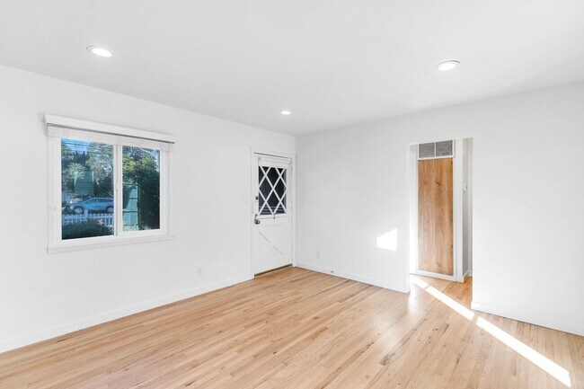 Building Photo - 12334 Moorpark St