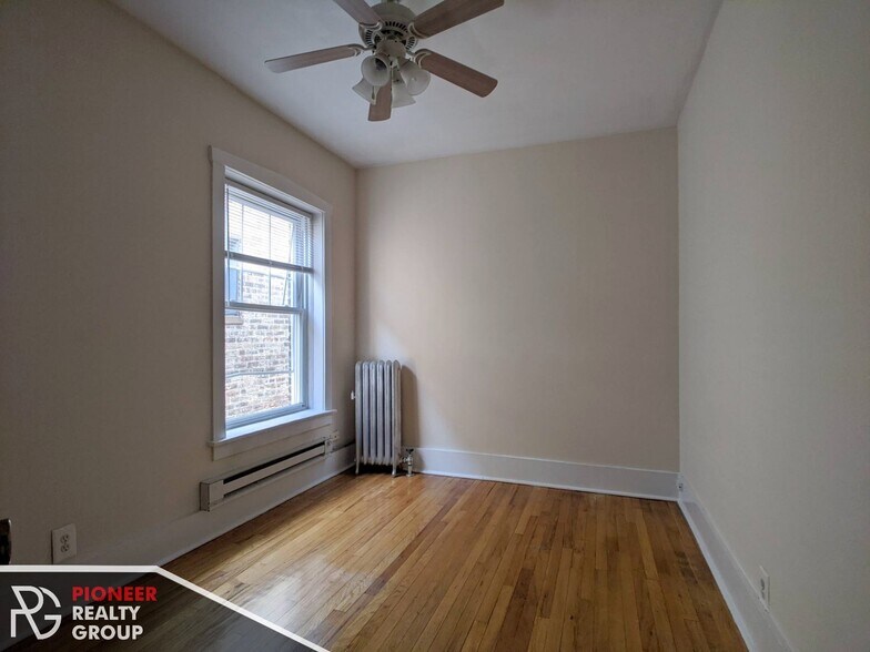 Building Photo - 949 W Cornelia Ave