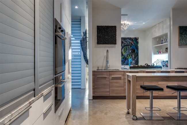 Building Photo - 2300 N Carroll Ave