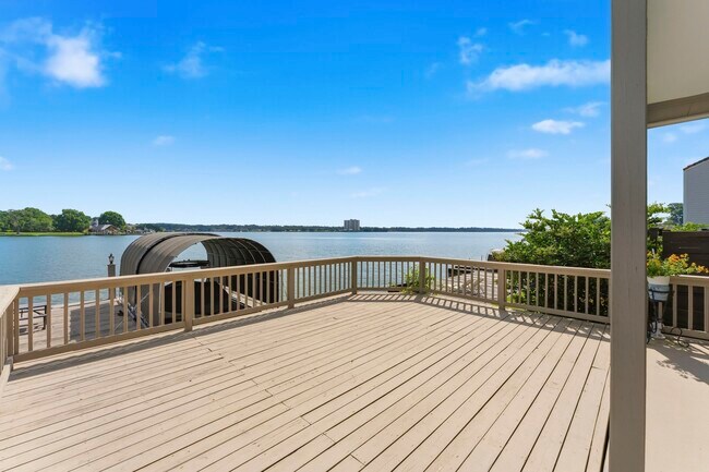 Building Photo - 1208 Lake View Dr