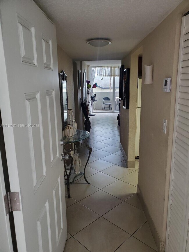 Building Photo - 10000 NW 80th Ct