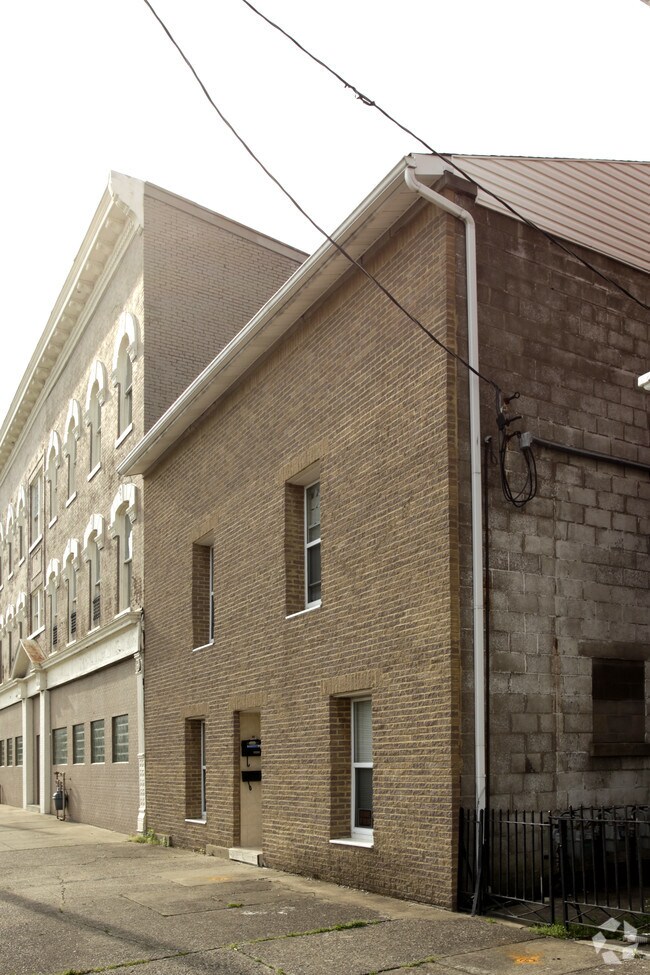 Building Photo - 1612 W Market St