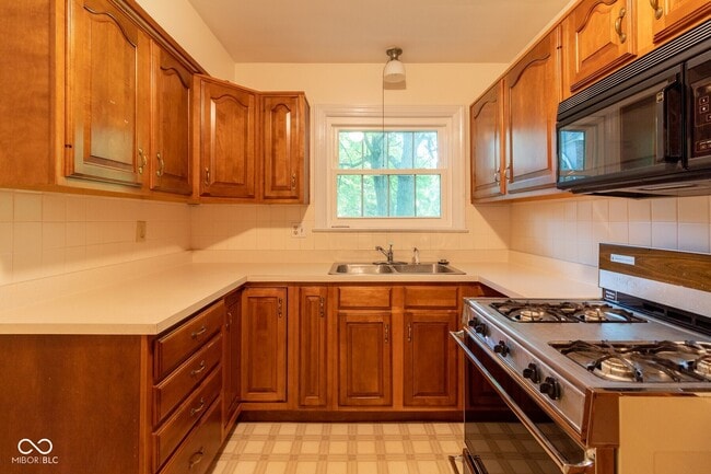 Building Photo - 6353 Riverview Dr