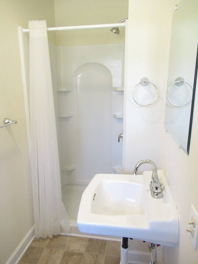 Building Photo - 38 Thelma-3 bedroom, 2 bath- ALICE DRIVE AREA