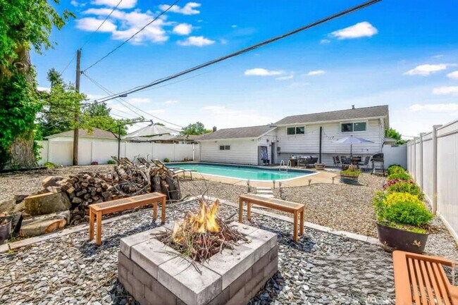 Building Photo - 8910 Cambridge Dr