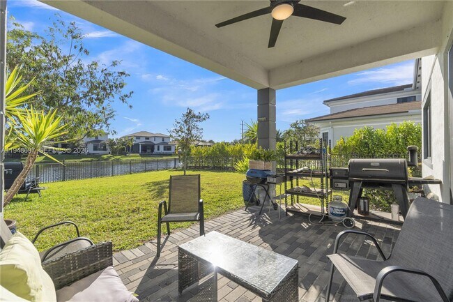 Building Photo - 10890 Shore St