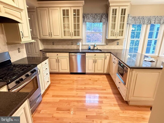 Building Photo - 15292 Surrey House Way