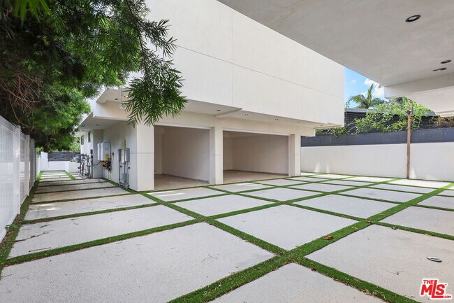Building Photo - 2135 S Longwood Ave