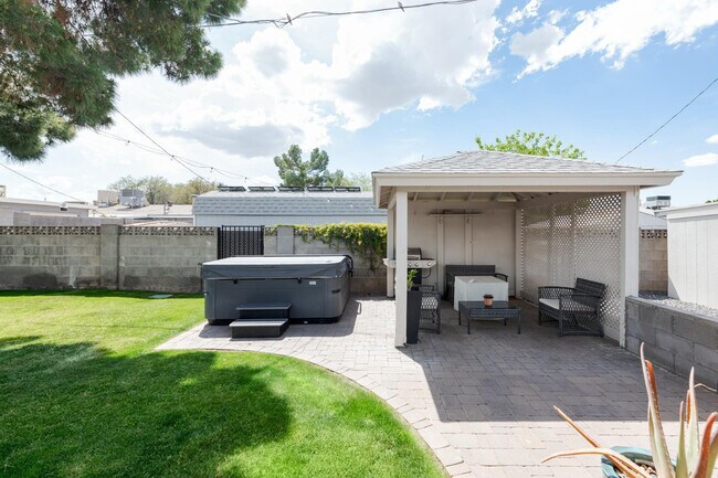 Building Photo - 2237 E Hillery Dr