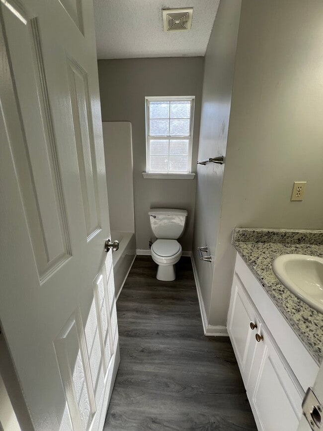 Building Photo - Beautiful 3 Bedroom 2 Bath Home