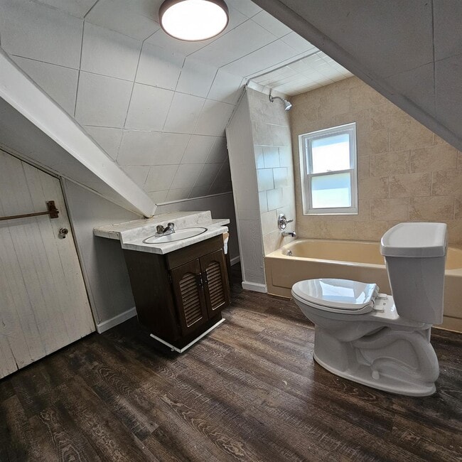 Building Photo - Duplex - 2 Bedroom, 2 Full Bathrooms and a...