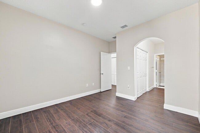 Building Photo - 732 SW 106th Ave