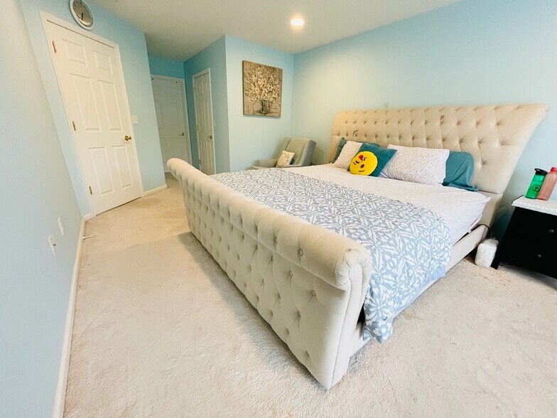 Building Photo - 2 Decroce Ct