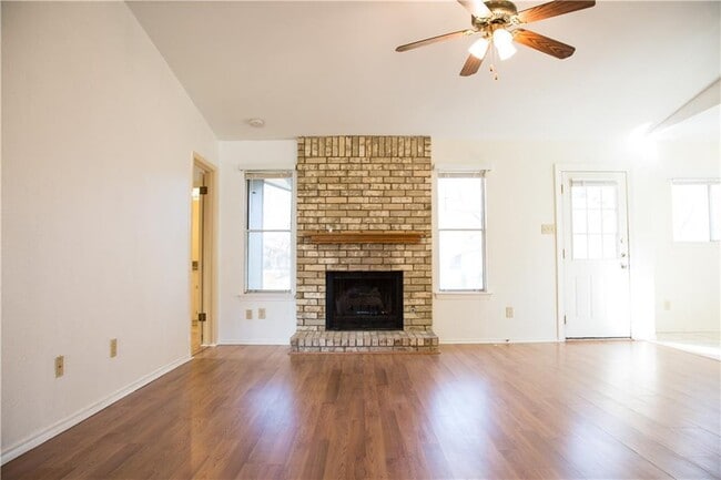 Building Photo - 5912 Shreveport Dr