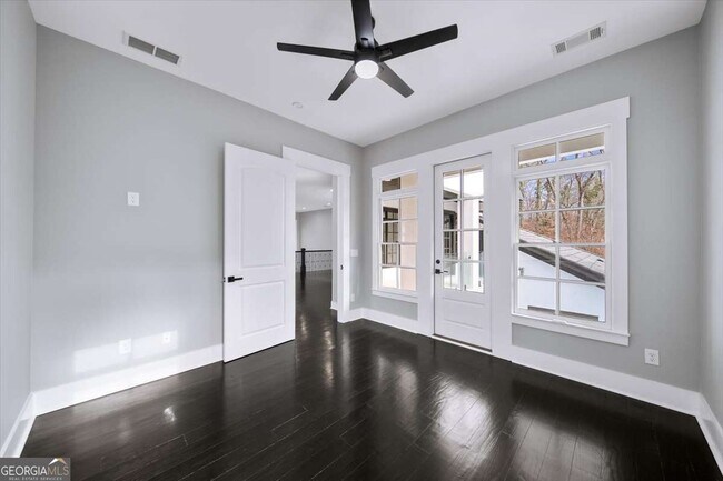 Building Photo - 3040 Wallace Cir SE