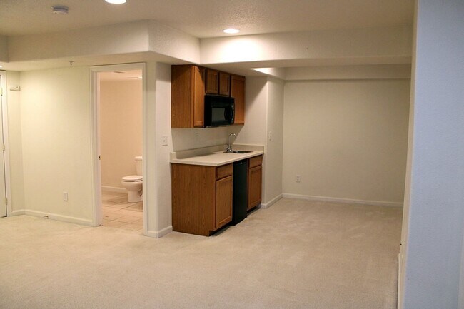 Building Photo - Spacious Fort Collins Townhouse Near Great...